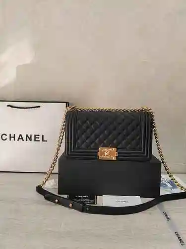 El bolso de cadena está hecho de piel de vaca original importada, con una bolsa de regalo de entrega