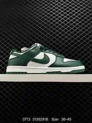 La colección de zapatos de críquet Nike SB Zoom Dunk Low es una zapatilla casual clásica y versátil 