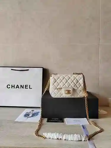 El bolso de cadena está hecho de piel de vaca original importada, con una bolsa de regalo de entrega