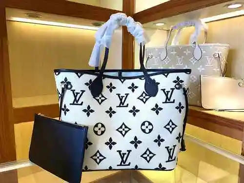 El bolso está hecho de material de lona importado, con una bolsa de regalo de entrega de alta calida