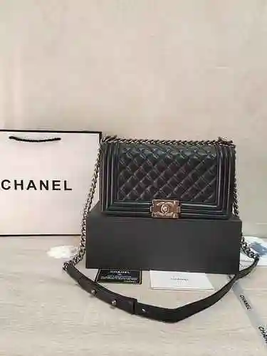 El bolso de cadena está hecho de piel de vaca original importada, con una bolsa de regalo de entrega