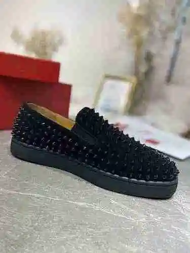 129 Christian Louboutin 22022739 tamaño: 38-47 Se puede personalizar media yarda