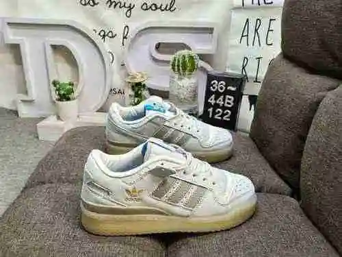 122DAdidas Forum 84 Low Low top versatile trendy casual sneakers. Based on the appearance of vintage