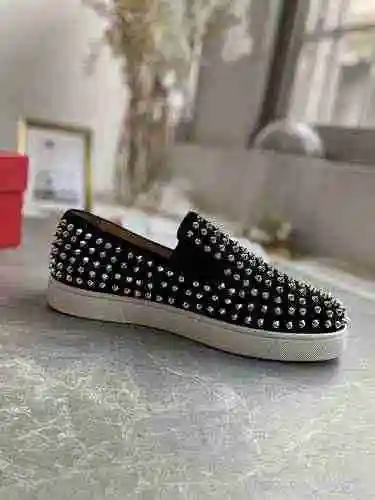129 Christian Louboutin 22022739 tamaño: 38-47 Se puede personalizar media yarda
