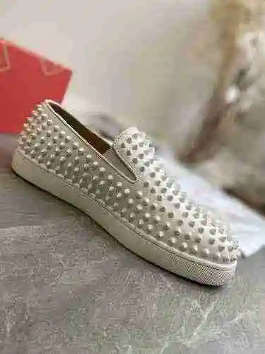 129 Christian Louboutin 22022739 tamaño: 38-47 Se puede personalizar media yarda