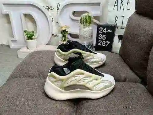 267DAdidas/Original Paper Board Original File Original Last Moulded and Built with Cushioned Bounce 