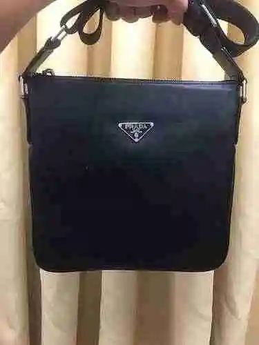 El bolso cruzado exclusivo para hombres está hecho de piel de vaca original importada y una bolsa de