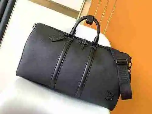 La bolsa de viaje exclusiva para hombres está hecha de cuero original importado de primer nivel y un