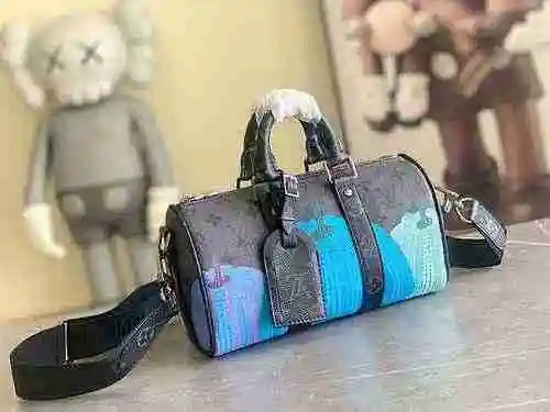 La bolsa de viaje exclusiva para hombres está hecha de lona original importada de primer nivel y una