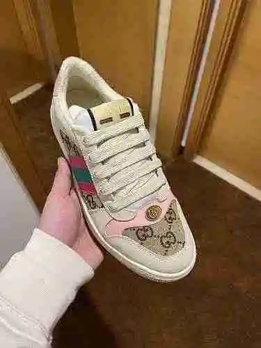Código de pareja GUCCI: 0305C40 Talla: Mujer 35-40, Hombre 39-44