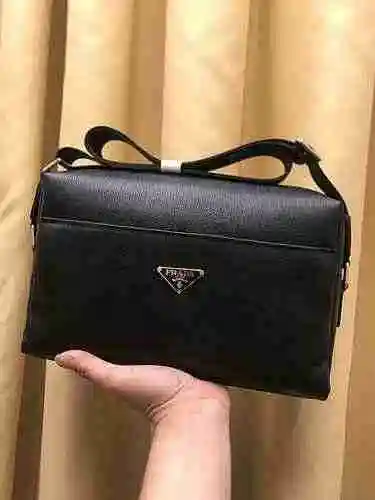 El bolso cruzado exclusivo para hombres está hecho de piel de vaca original importada y una bolsa de