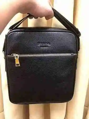 El bolso cruzado exclusivo para hombres está hecho de piel de vaca original importada y una bolsa de