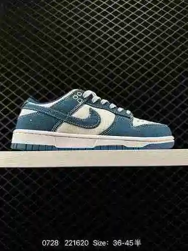 NK Dunk Low Retro tiene la combinación de colores correcta y detalles en la punta baja. El zapato cl