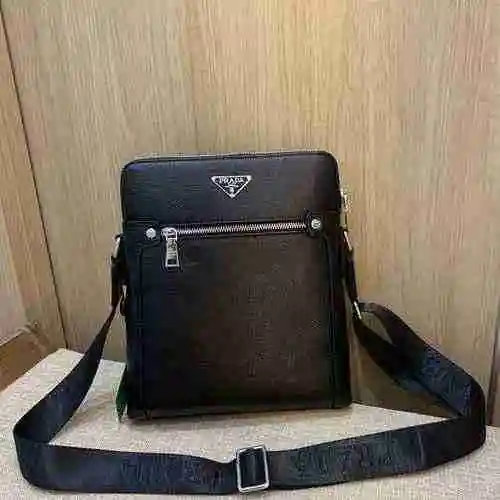 El bolso cruzado exclusivo para hombres está hecho de piel de vaca original importada y una bolsa de