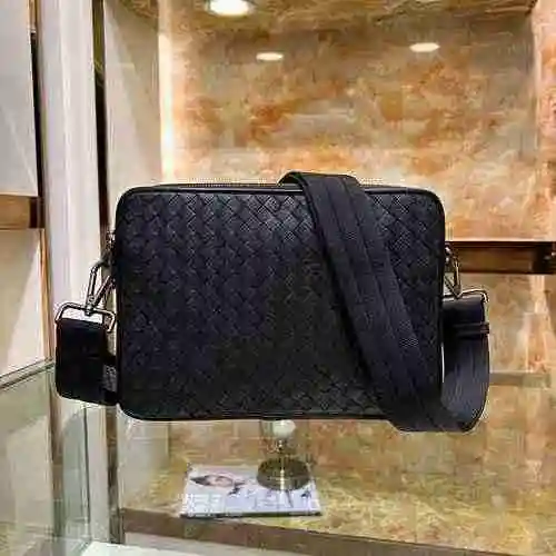 El bolso cruzado para hombre está hecho de cuero original importado de primer nivel con una versión 