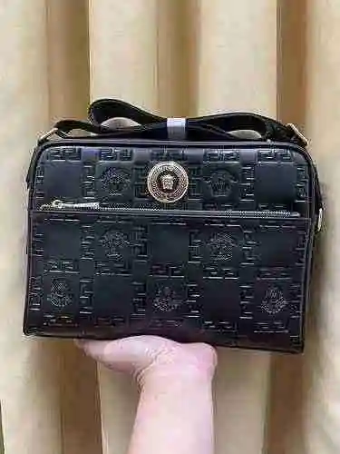 El bolso cruzado exclusivo para hombres está hecho de piel de vaca original importada y una bolsa de