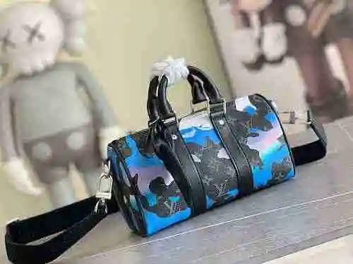 La bolsa de viaje exclusiva para hombres está hecha de cuero original importado de primer nivel y un