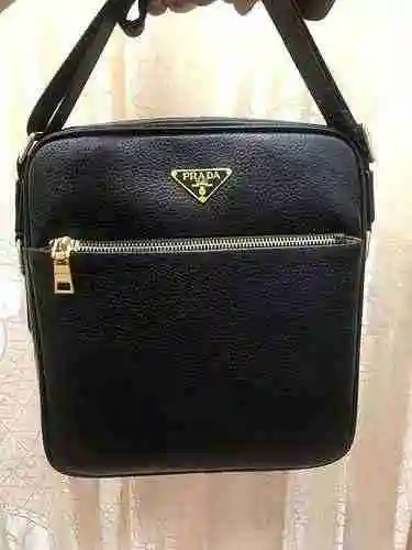 El bolso cruzado exclusivo para hombres está hecho de piel de vaca original importada y una bolsa de