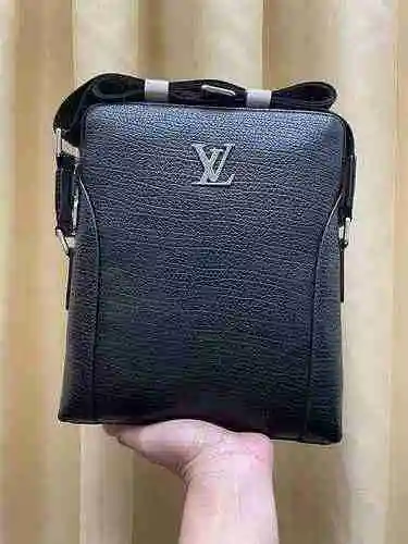 El bolso cruzado exclusivo para hombres está hecho de piel de vaca original importada y una bolsa de