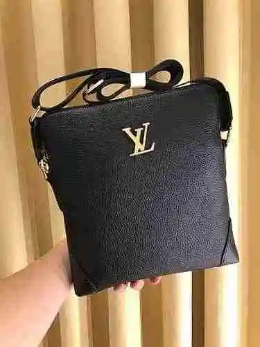 El bolso cruzado exclusivo para hombres está hecho de piel de vaca original importada y una bolsa de