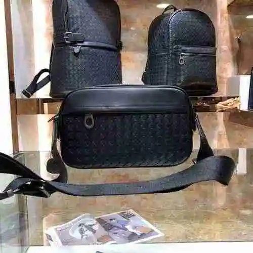 El bolso cruzado para hombre está hecho de cuero original importado de primer nivel y una versión ré