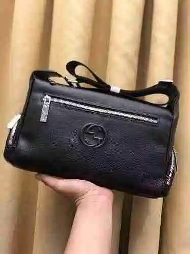 El bolso cruzado exclusivo para hombre está hecho de piel de vaca original importada y es una bolsa 