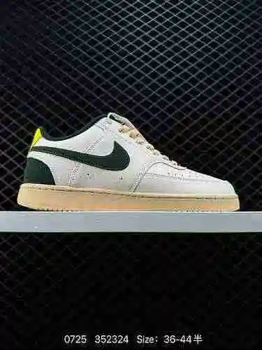 El Nike Court Vision Low combina comodidad y un estilo excepcional, mostrando artesanía. El ajuste d