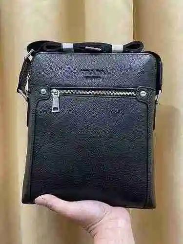 El bolso cruzado exclusivo para hombres está hecho de piel de vaca original importada y una bolsa de
