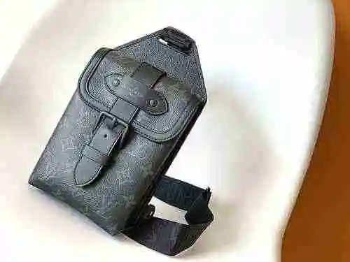 El bolso de hombro exclusivo para hombres está hecho de lona original importada de primer nivel y un