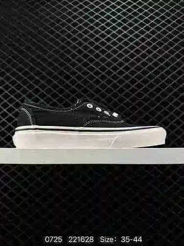 Vans Old Skool es el primero en usar el zapato de skate profesional de gamuza negro clásico bajo par