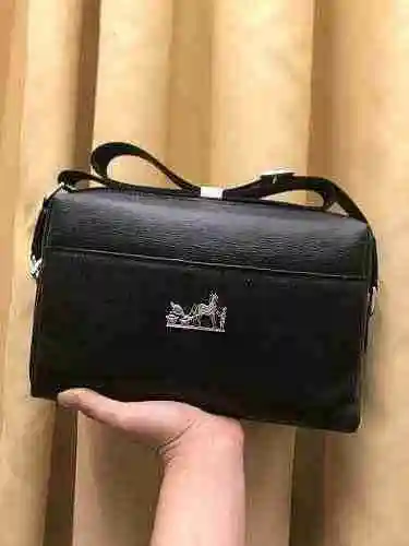 El bolso cruzado exclusivo para hombres está hecho de piel de vaca original importada y una bolsa de