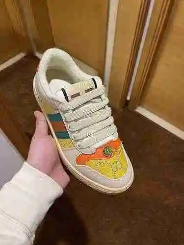 Código de pareja GUCCI: 0305C20 Talla: Mujer 35-40, Hombre 39-44
