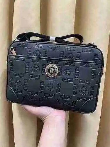 El bolso cruzado exclusivo para hombres está hecho de piel de vaca original importada y una bolsa de