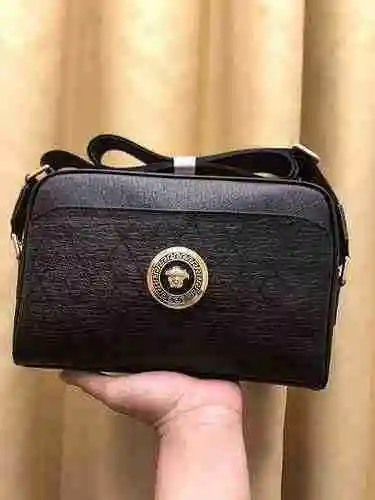 El bolso cruzado exclusivo para hombres está hecho de piel de vaca original importada y una bolsa de
