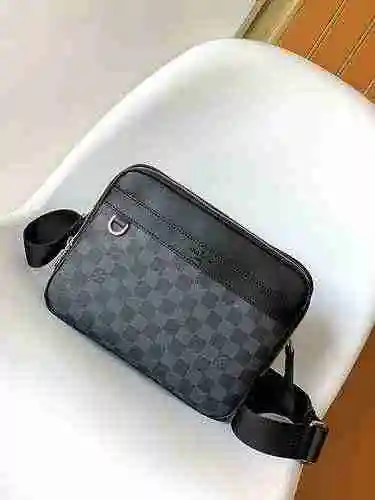 La bolsa de mensajería exclusiva para hombres está hecha de lona original importada de primer nivel 