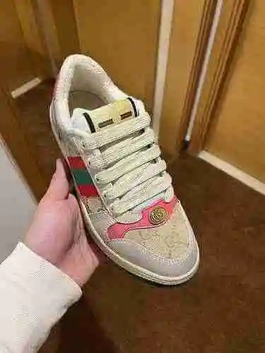 Código de pareja GUCCI: 0305C20 Talla: Mujer 35-40, Hombre 39-44