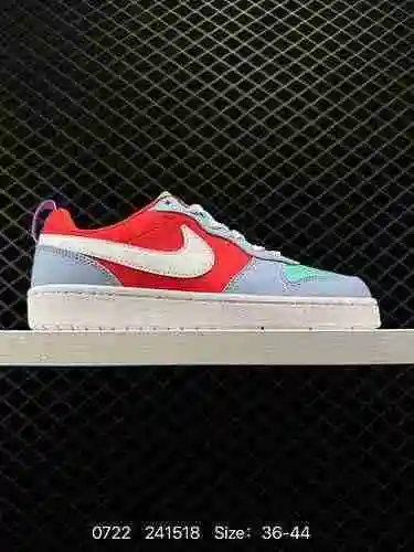 La zapatilla casual 9 Nike Court Vision Low, de corte bajo, versátil y transpirable, presenta un dis