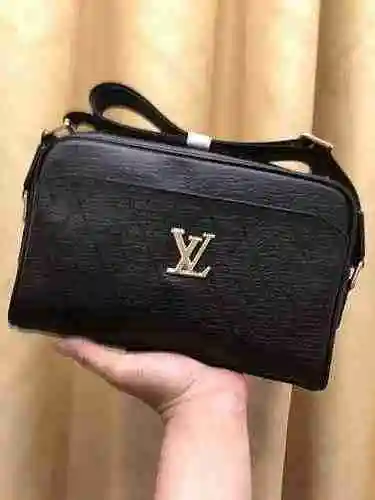El bolso cruzado exclusivo para hombres está hecho de piel de vaca original importada y una bolsa de