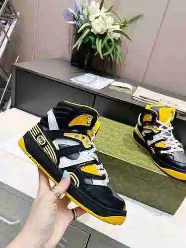 Código de pareja GUCCI: 0421C80 Talla: Mujer 35-40 Hombre 39-45