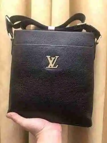 El bolso cruzado exclusivo para hombres está hecho de piel de vaca original importada y una bolsa de