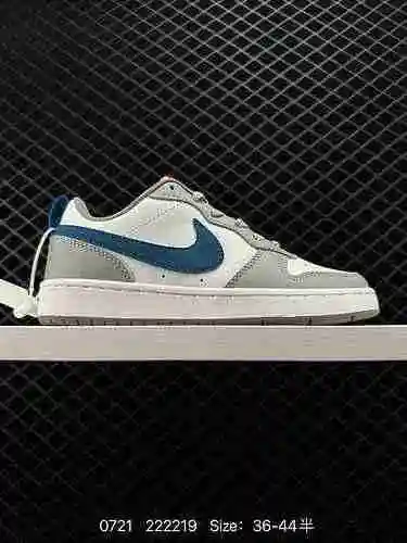 La zapatilla casual, transpirable y versátil de corte bajo 95 Nike Court Borough presenta un diseño 