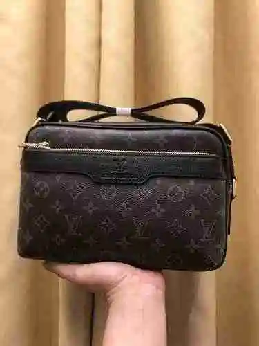 El bolso cruzado exclusivo para hombres está hecho de piel de vaca original importada y una bolsa de