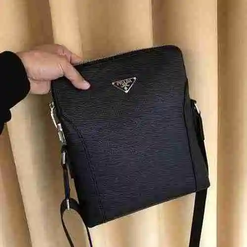 El bolso cruzado exclusivo para hombres está hecho de piel de vaca original importada y una bolsa de