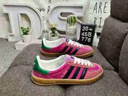 776D adopts a combination of soft fiber cow cut leather and imported mercerized pig leather upper ma