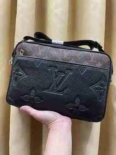El bolso cruzado exclusivo para hombres está hecho de piel de vaca original importada y una bolsa de