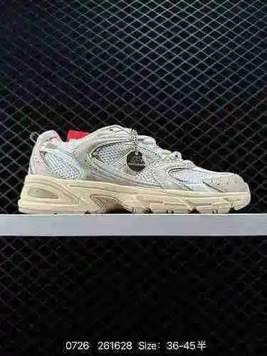 140 zapatillas retro New Balance 530 agotadas en la web oficial de Little Red Book. NB530 es de hech
