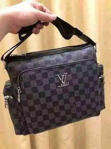 El bolso cruzado exclusivo para hombres está hecho de piel de vaca original importada y una bolsa de