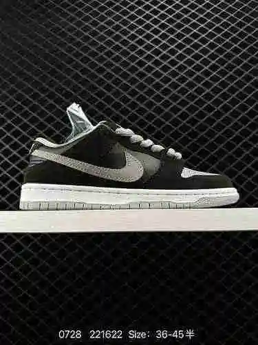 El Nike SB Dunk Low Dunk SB, como su nombre indica, tiene un linaje clásico de Dunk e infunde más el