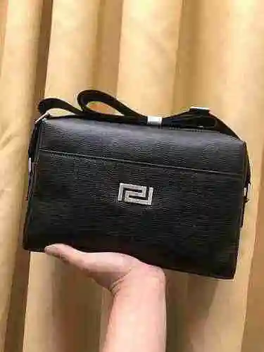 El bolso cruzado exclusivo para hombres está hecho de piel de vaca original importada y una bolsa de