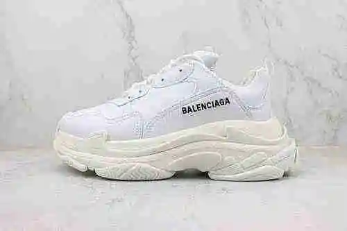 D30 | Soporte lanzamiento en tienda secundaria VG Balenciaga Balenciaga Triple S charol todo blanco 